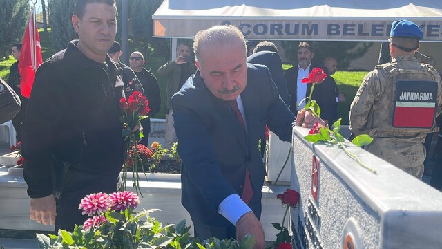 Çorum'da şehitler kabirleri başında dualarla anıldı