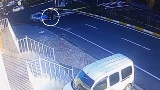 Yaya geçidinde iki öğretmene çarpan otomobilin dehşet anları kamerada