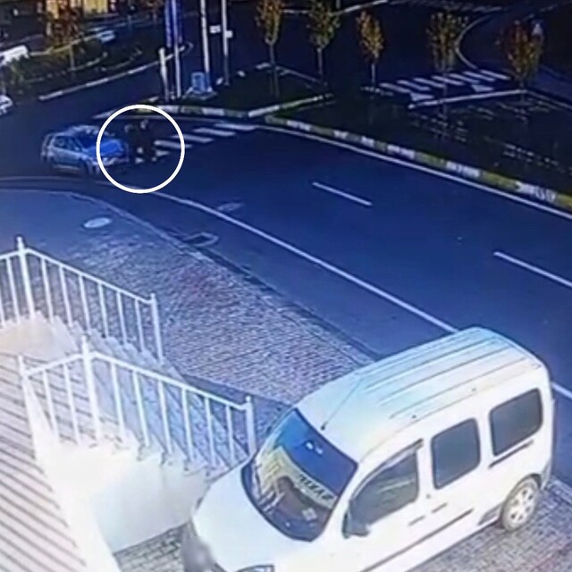 Yaya geçidinde iki öğretmene çarpan otomobilin dehşet anları kamerada