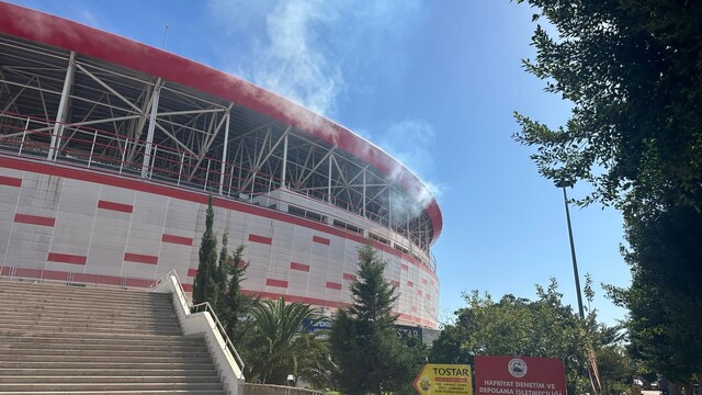 Antalya Stadyumu'nda işletmenin bacasından çıkan yoğun duman itfaiyeyi alarma geçirdi