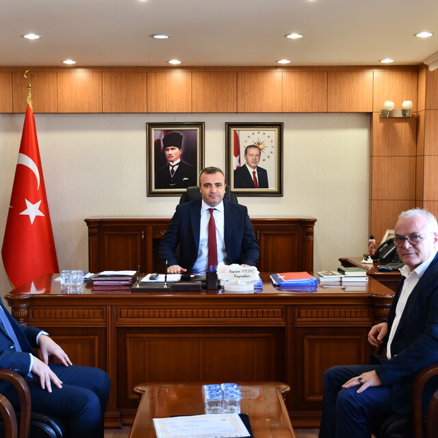 Vezirköprü'de 38 yıl görev yapan emekli doktora teşekkür plaketi