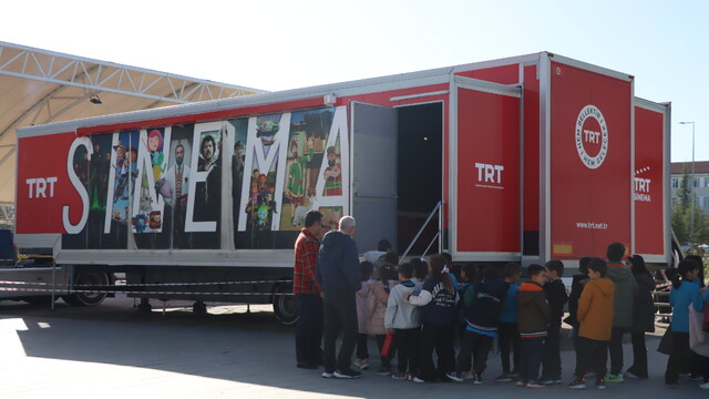 TRT Sinema Tırı Isparta'da çocuklara sinema keyfi yaşattı