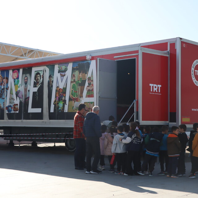 TRT Sinema Tırı Isparta'da çocuklara sinema keyfi yaşattı
