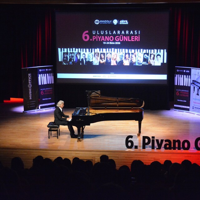 6. Uluslararası Piyano Günleri'nde Sebastiano Brusco'dan 'Liebestraum' resi...
