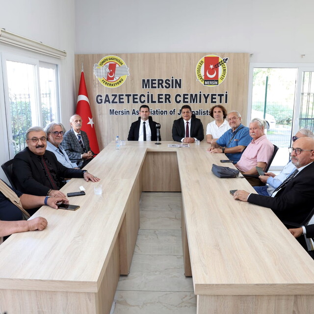 Akdeniz Kaymakamı ve Belediye Başkan Vekili Murat Beşikci gazetecilerle bul...