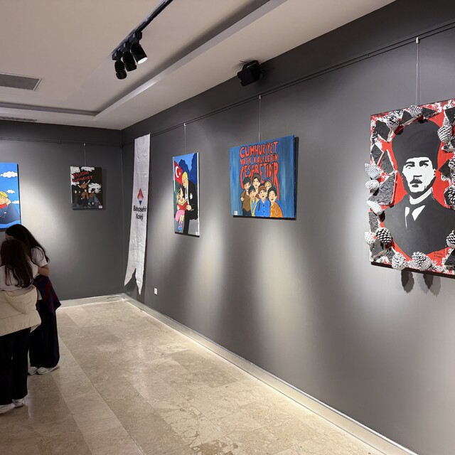 Tekirdağ'da öğrencilerden "Cumhuriyetin Işığında Sanat" sergisi