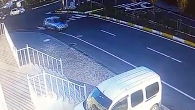Otomobilin yaya geçidinde 2 öğretmene çarptığı kaza kamerada