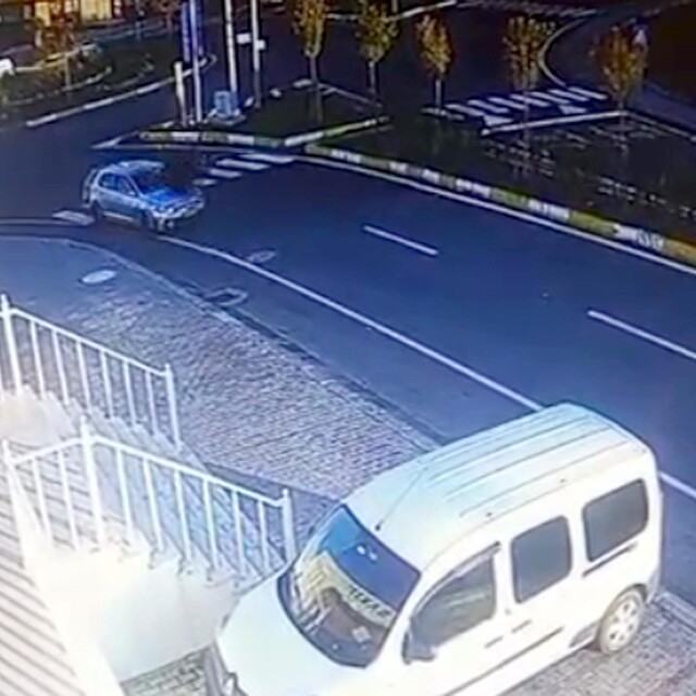 Otomobilin yaya geçidinde 2 öğretmene çarptığı kaza kamerada