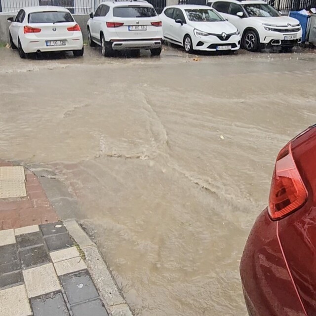 Çanakkale'de sağanak hayatı olumsuz etkiledi
Yollar göle döndü, rögarlar ta...