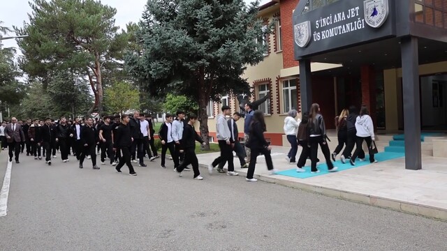 Öğrenciler kahraman havacılarla buluştu, savaşan şahinler Karadeniz'e havalandı