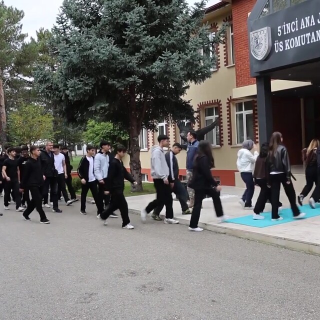Öğrenciler kahraman havacılarla buluştu, savaşan şahinler Karadeniz'e haval...