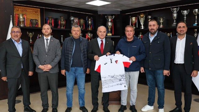 Başkan Özlü futbolculara bir araya geldi
Özlü "Sizden beklentimiz galibiyet"