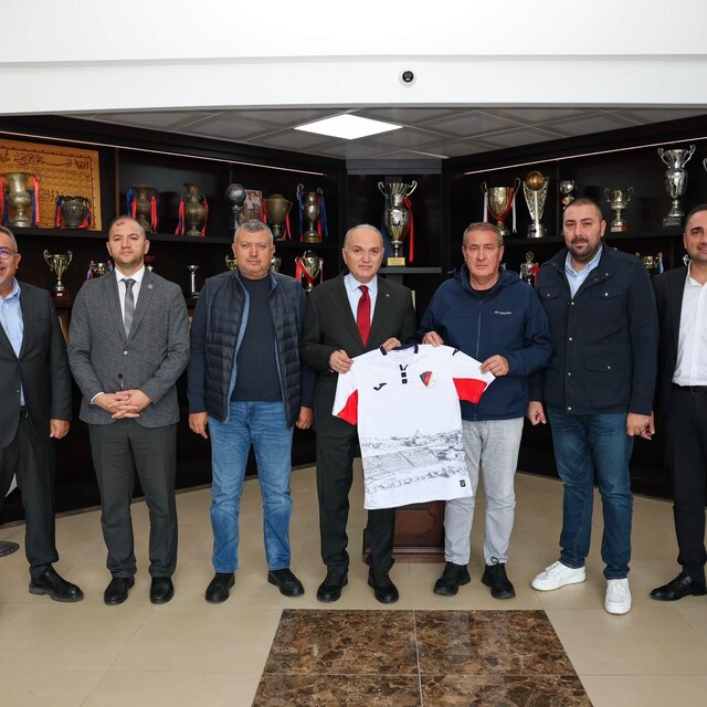 Başkan Özlü futbolculara bir araya geldi
Özlü "Sizden beklentimiz galibiyet...