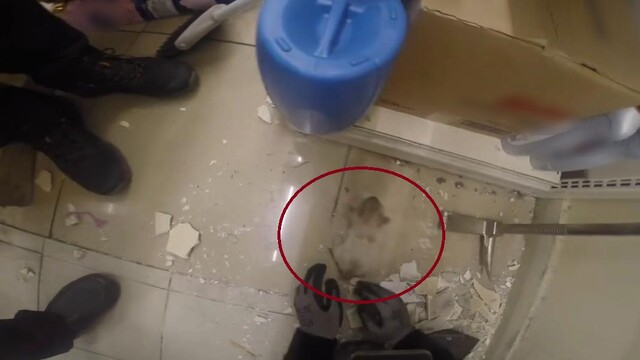 Demir profile sıkışan yavru kedinin kurtarılma anı kask kamerasında
