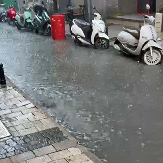 Çanakkale'de sağanak nedeniyle yollar göle döndü