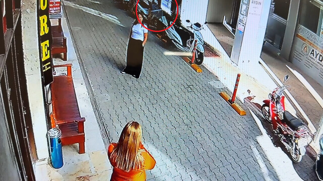 İş hanının dış cephesindeki cam, sokaktaki kadının yanına düştü; o anlar kamerada