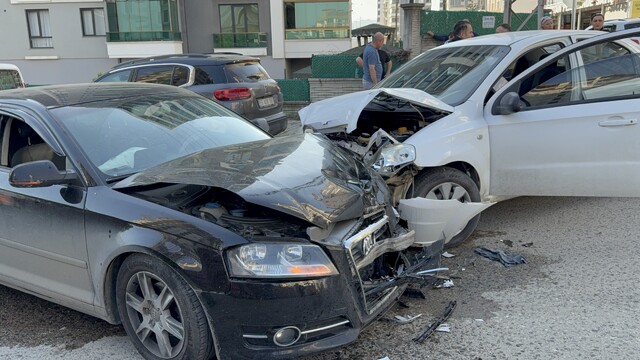 Samsun'da otomobiller çarpıştı: 3 yaralı
Kaza anı güvenlik kamerasına yansıdı