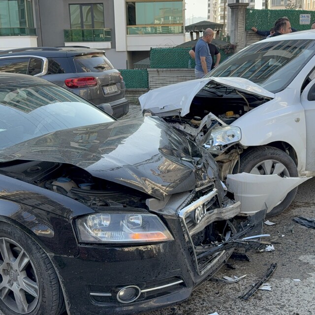 Samsun'da otomobiller çarpıştı: 3 yaralı
Kaza anı güvenlik kamerasına yansı...