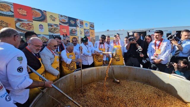 Kayseri Gastronomi Günleri'nde 1 ton börek aşı dağıtıldı
Kayseri Lokantacılar ve Pastacılar Odası Başkanı Altan Aydemir:
"Zengin mutfağa sahip bir şehiriz"