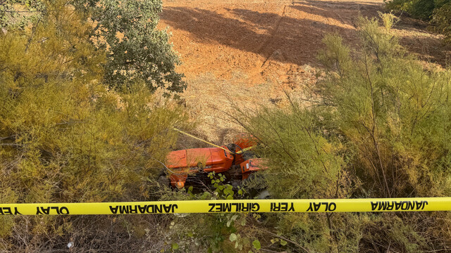 Uşak'ta tarlaya devrilen traktörün sürücüsü öldü