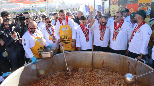 Gastronomi Günleri'nde 1 ton börek aşı çorbası ikram edildi