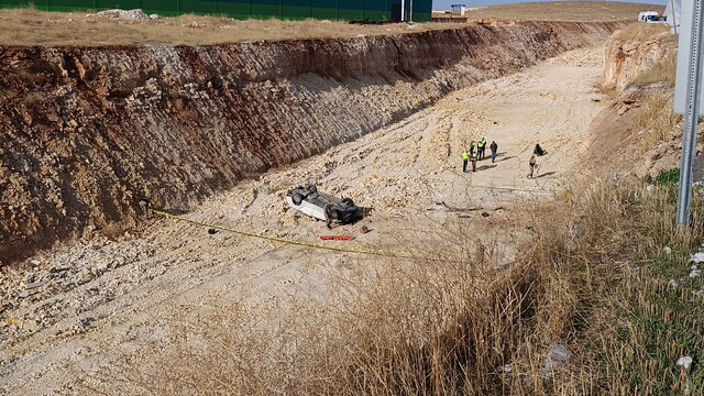 Şanlıurfa'da otomobil 15 metre yükseklikten çalışma yapılan yola uçtu: 1 ölü
