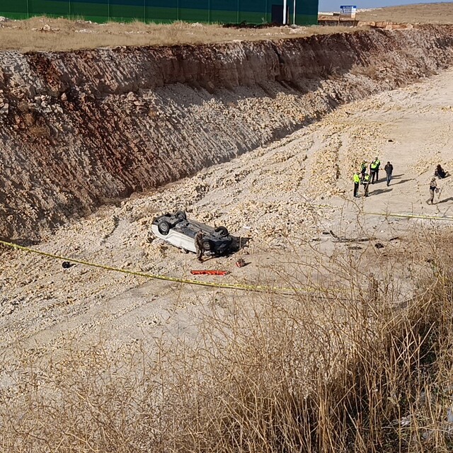 Şanlıurfa'da otomobil 15 metre yükseklikten çalışma yapılan yola uçtu: 1 öl...