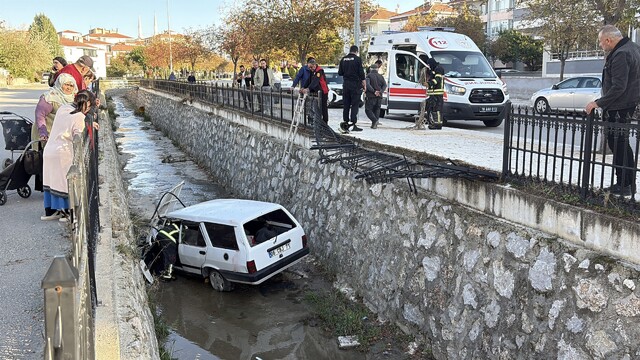 Çorum'da otomobil dereye uçtu: 1 yaralı