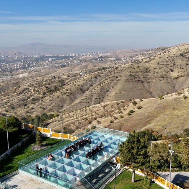 Elazığ'da kadınlar geleneksel el sanatlarına dikkati çekmek için seyir tera...