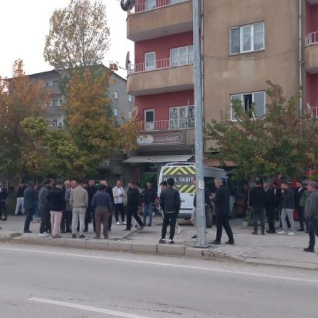 Yüksekova'da sürücüsü kalp krizi geçiren öğrenci servisi binaya çarptı