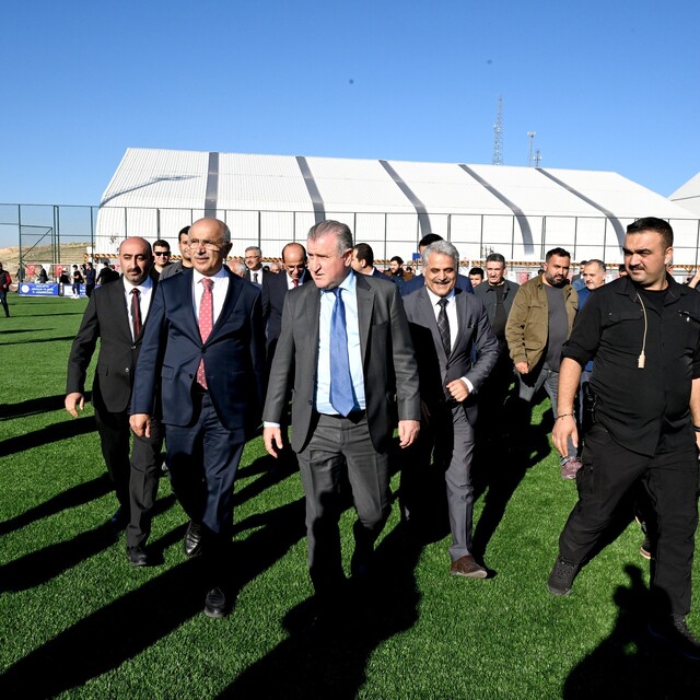 Bakan Bak'tan Melekbaba Spor Tesisi'ne tam not
