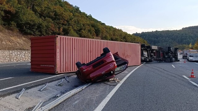 Devrilen tır yolu ulaşıma kapadı