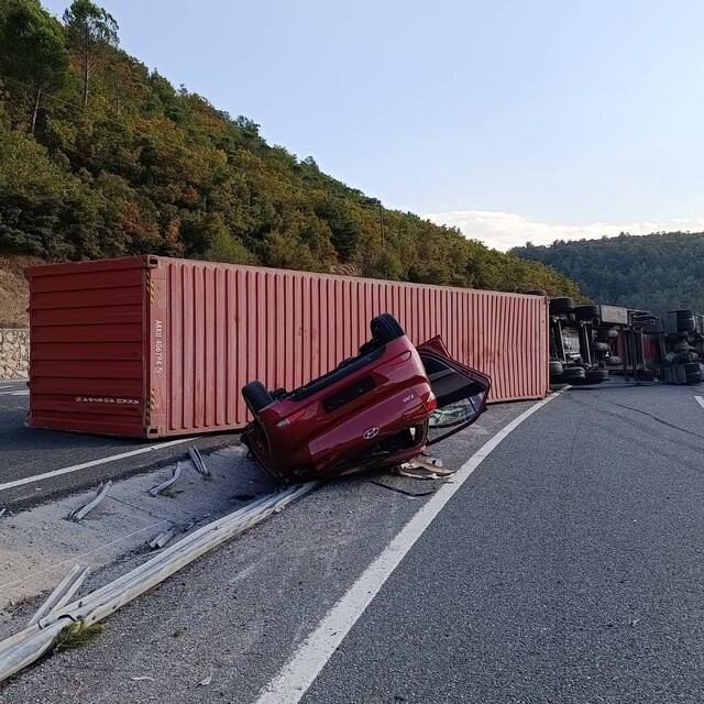 Devrilen tır yolu ulaşıma kapadı