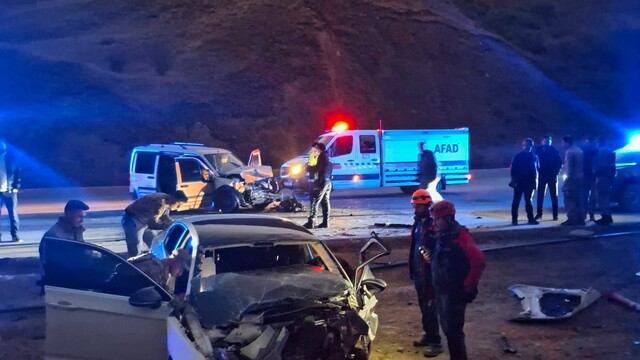 Hakkari'de otomobil ile hafif ticari aracın çarpışması sonucu 6 kişi yaralandı