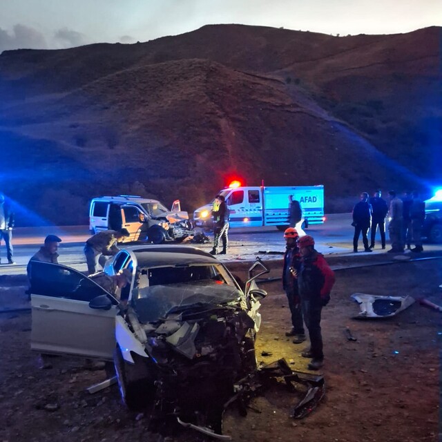 Hakkari'de otomobil ile hafif ticari aracın çarpışması sonucu 6 kişi yarala...