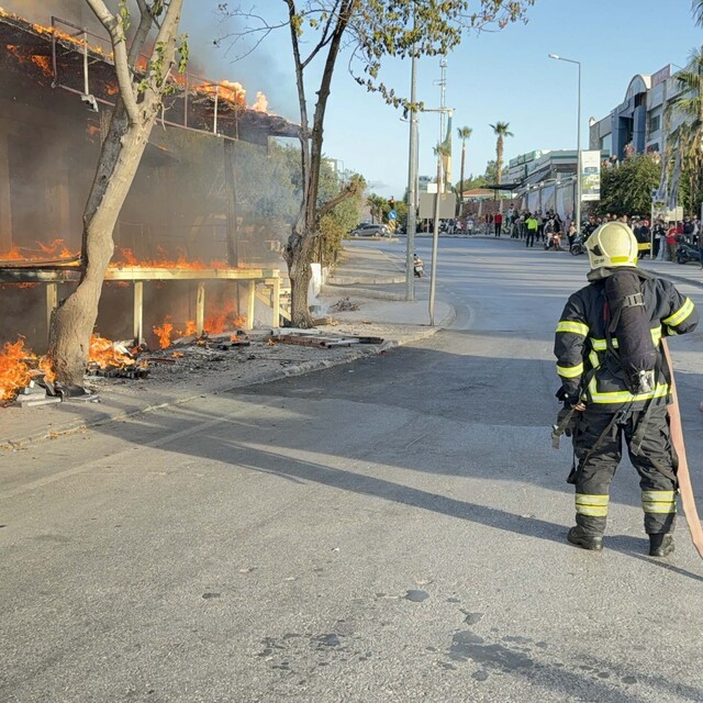 Bodrum'da tadilat yapılan iş yerinin bulunduğu binada yangın