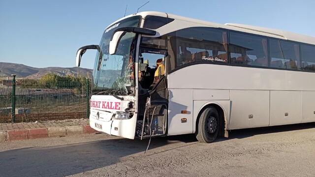 Tokat'ta otobüs ile traktör çarpıştı: 1 yaralı