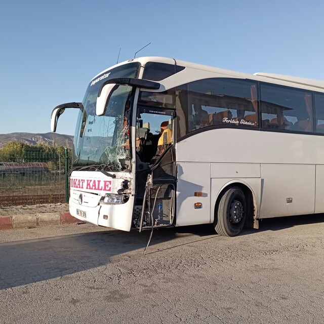 Tokat'ta otobüs ile traktör çarpıştı: 1 yaralı