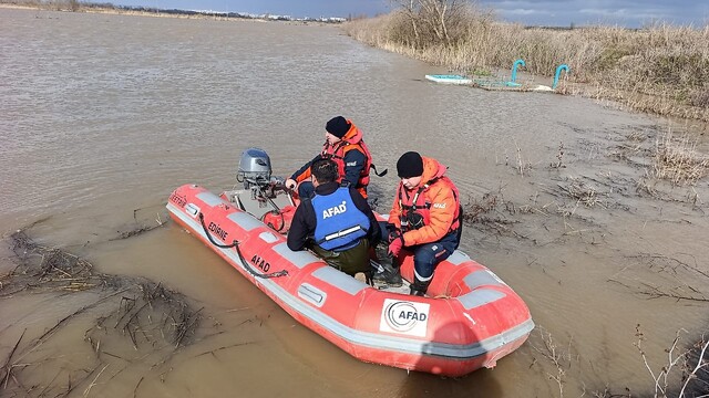 Meriç Nehri'nde adada mahsur kalan 11 düzensiz göçmen kurtarıldı