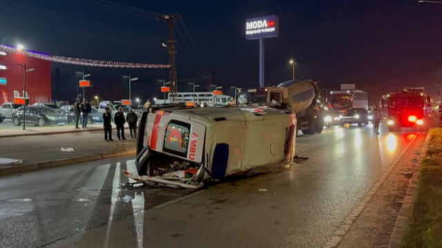 Çorum'da ambulans ile otomobil çarpıştı: 6 yaralı