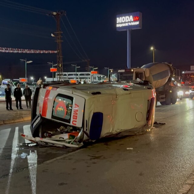 Çorum'da ambulans ile otomobil çarpıştı: 6 yaralı