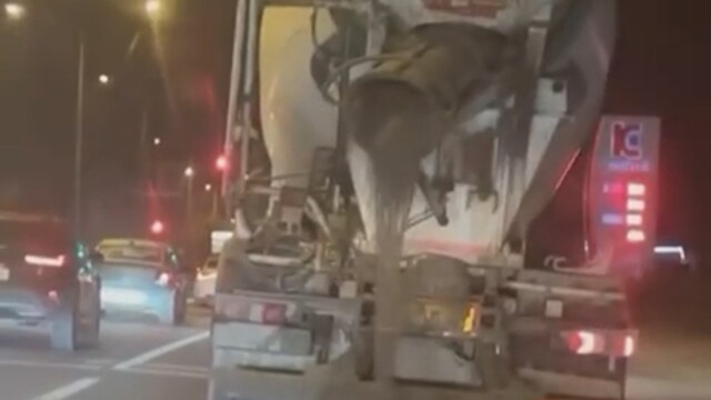 Yola harç dökerek ilerleyen beton mikseri kamerada