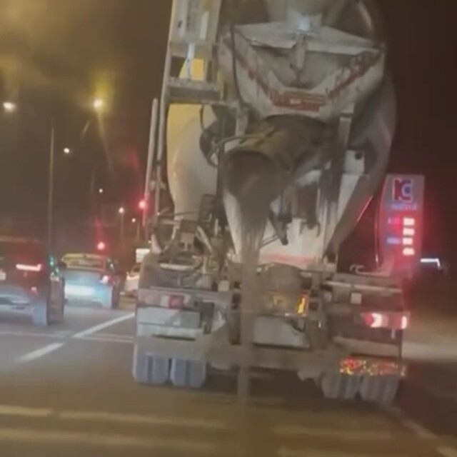 Yola harç dökerek ilerleyen beton mikseri kamerada