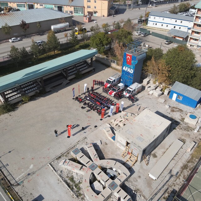 Van'da 23 Ekim Depremi'nin 15. yılında hayatını kaybedenler anıldı