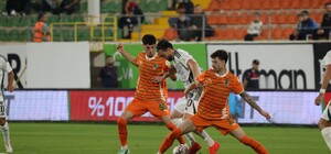 Trendyol Süper Lig: Corendon Alanyaspor: 0 - Kocaelispor: 2 (İlk yarı)