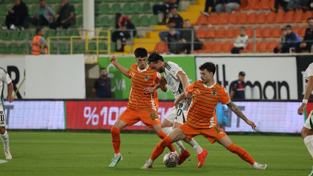 Trendyol Süper Lig: Corendon Alanyaspor: 0 - Kocaelispor: 2 (İlk yarı)