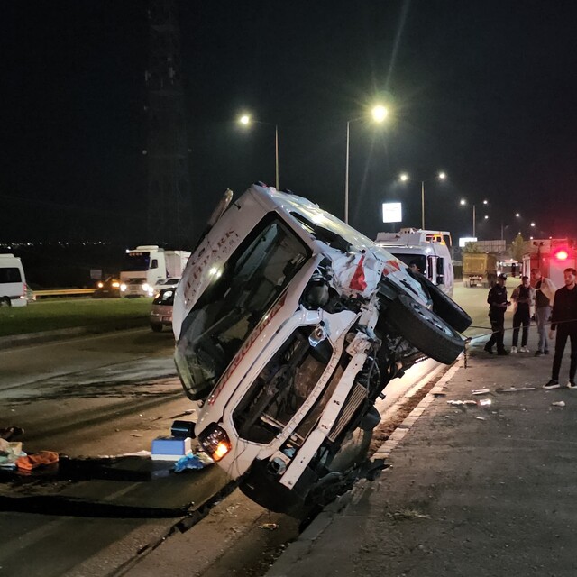 Çorum'da ambulans ile otomobil çarpıştı, 6 kişi yaralandı