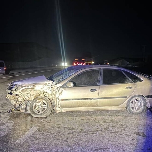 Tokat'ta kamyonetle otomobilin çarpıştığı kazada 2 kişi yaralandı