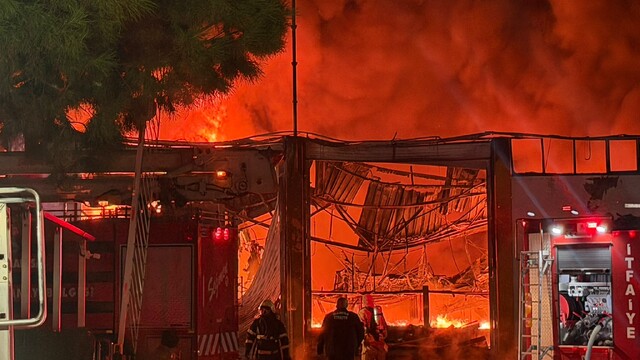 Manisa'da akü üretimi yapan fabrikada yangın (2)