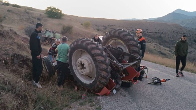 Erzincan'da devrilen traktörün altında sıkışan sürücü kurtarıldı